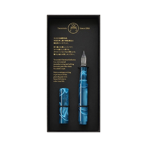 ゆらめくマーブル模様が美しい、キャップ付きガラスペンが新発売。ペン先を保護するキャップ付きなので、持ち運びにも便利です。