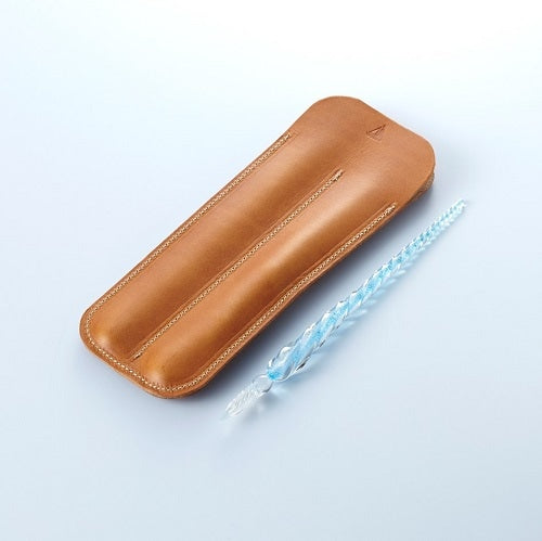 上質なイタリアンオイルレザーを使用した、本革製のガラスペン関連小物。日本国内で革職人が丁寧に作り上げた逸品。